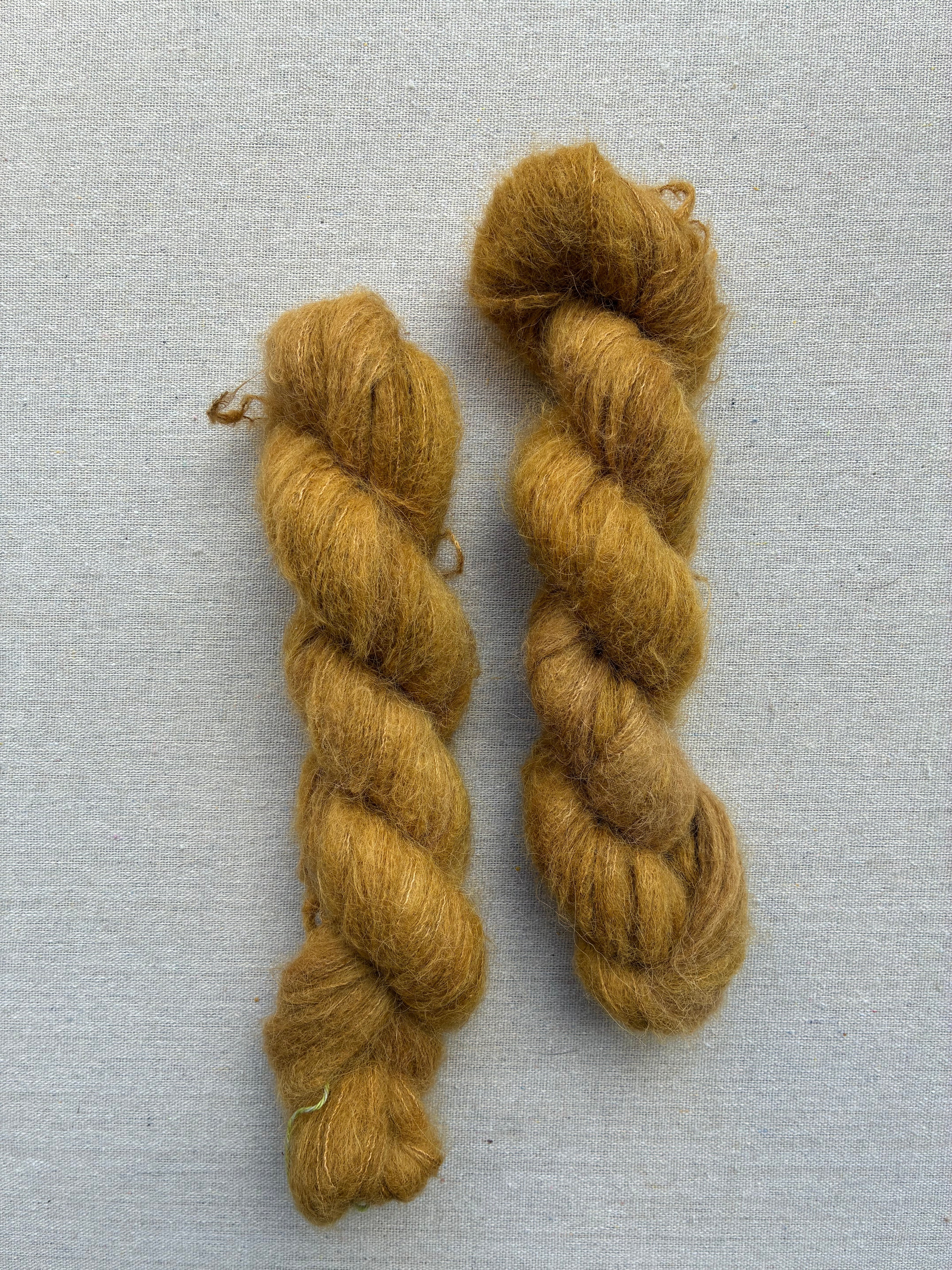 Suri Alpaka Silke "Karamelis ved Hjejlekiosken" (300 m / 50 gram)